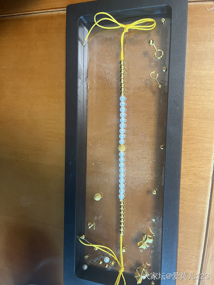 周末了把以前薅的羊毛串个手串，可是还差2cm怎么破，，，，多多啥时候还可以买金子啊