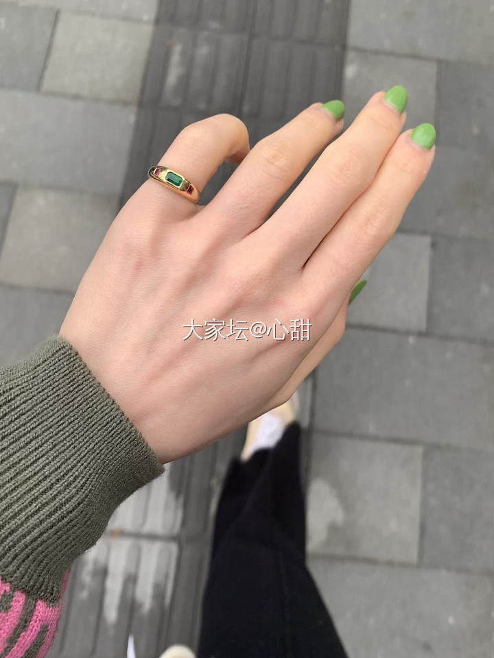 今日佩戴之撞色尾戒和小绿豆项链_祖母绿翡翠