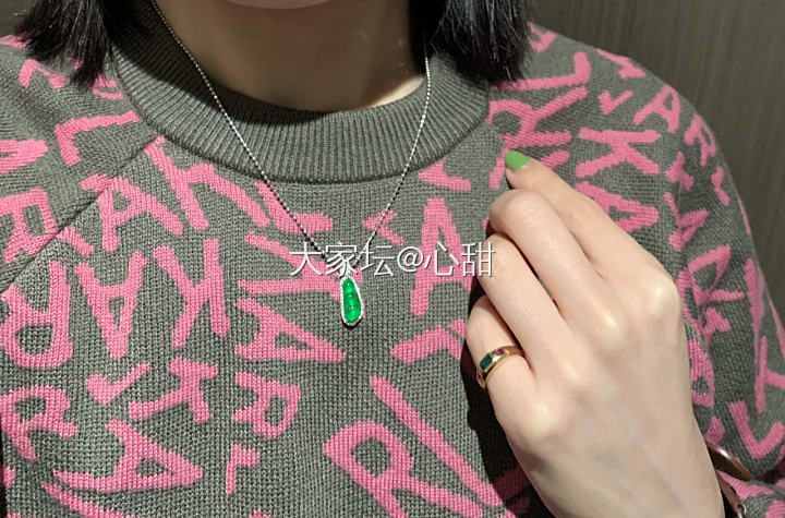 今日佩戴之撞色尾戒和小绿豆项链_祖母绿翡翠