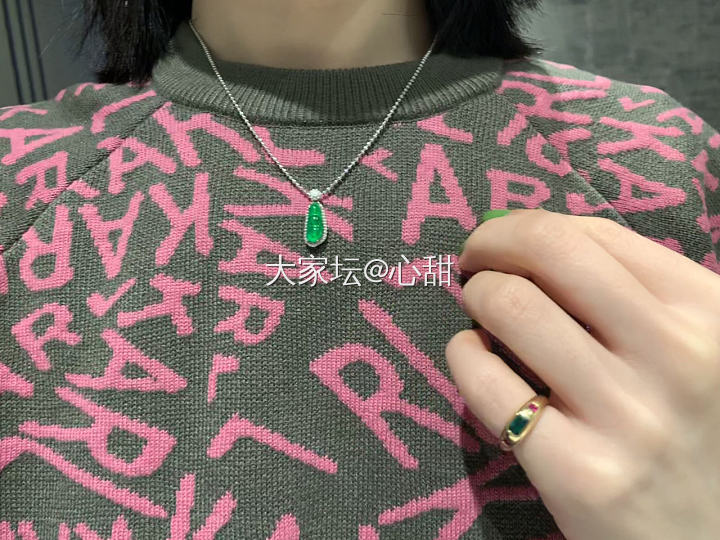 今日佩戴之撞色尾戒和小绿豆项链_祖母绿翡翠