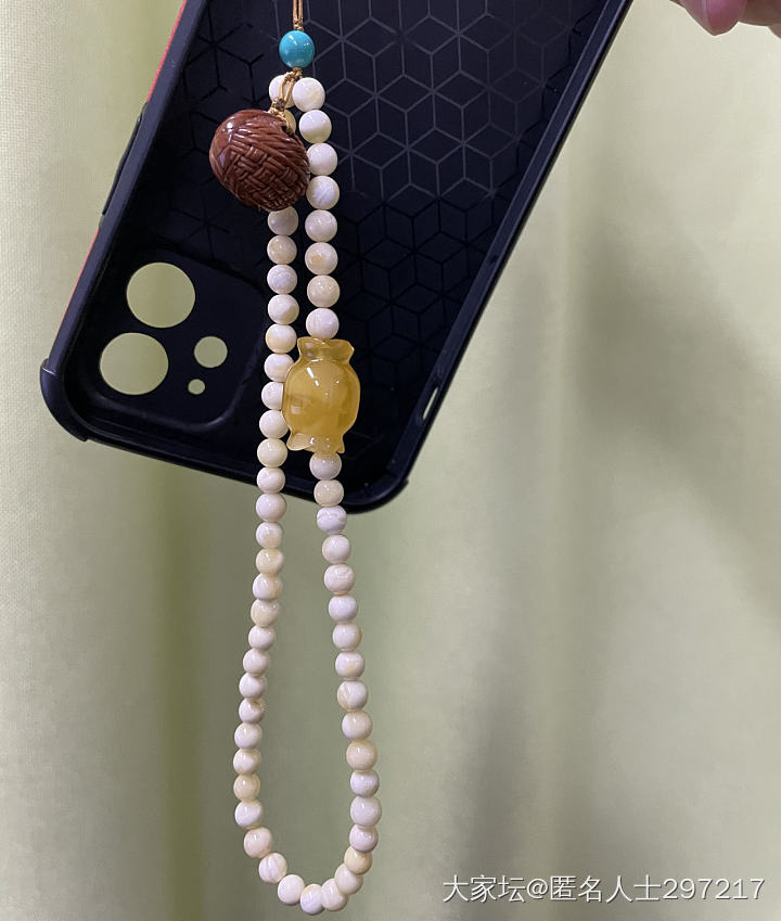 帮忙看下这蜜蜡手机链是不是真货～怎么一股塑料感觉呢，谢谢_琥珀蜜蜡