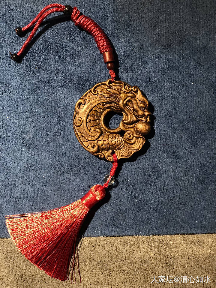 金丝楠木雕刻的鱼化龙，寓意鱼跃龙门_木