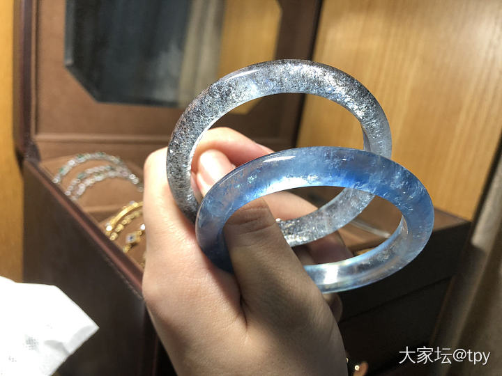 两个海蓝宝手镯 哪个品质好？_海蓝宝