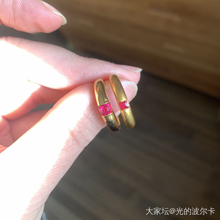 足金镶嵌：集齐了红蓝绿三色_镶嵌名贵宝石金