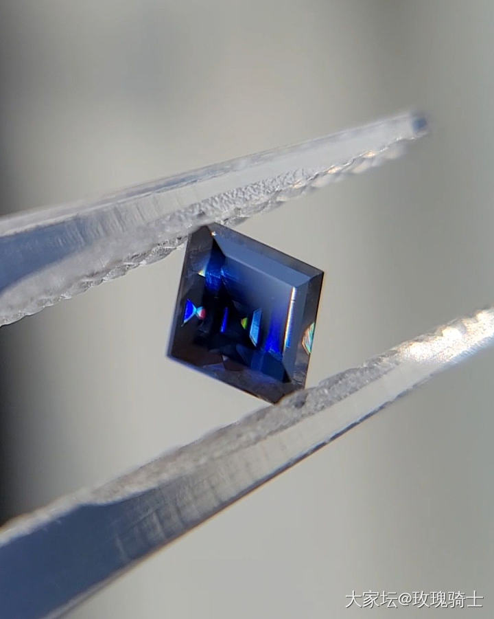 【答案揭晓】这是一枚蓝色锐钛矿_彩色宝石刻面宝石少见宝石