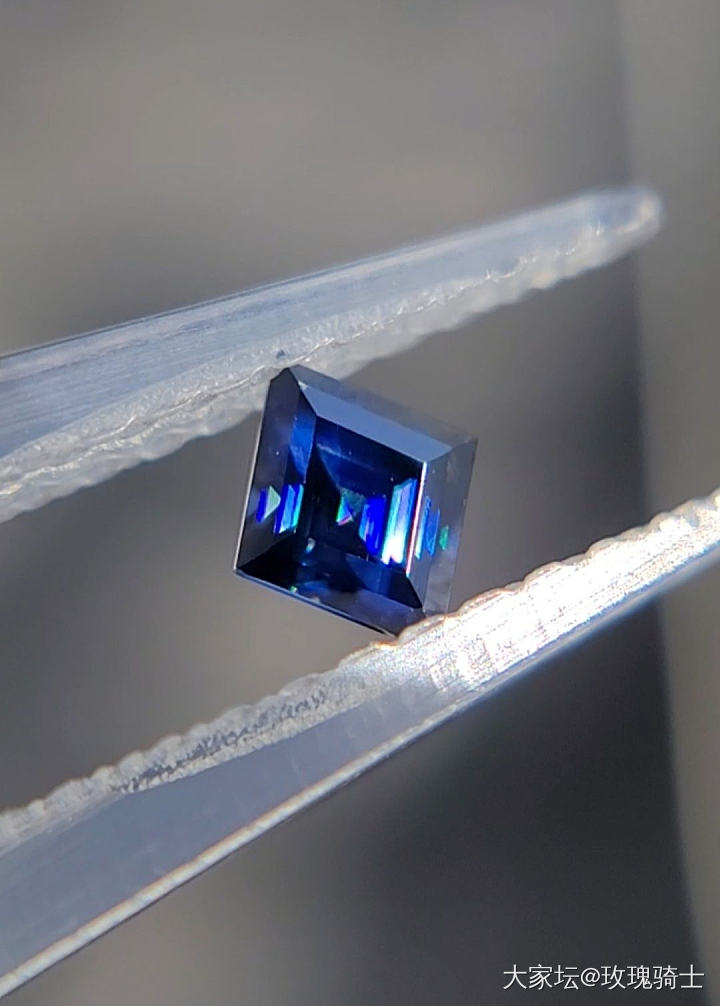 【答案揭晓】这是一枚蓝色锐钛矿_彩色宝石刻面宝石少见宝石