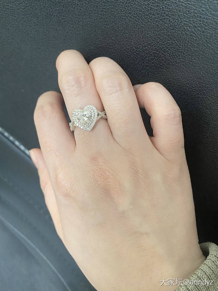 想看姐妹们今天的左右手戴什么_彩色宝石手饰