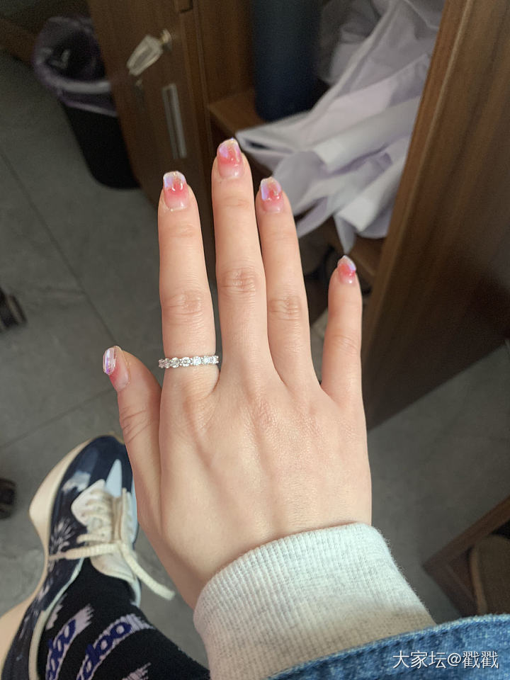 想看姐妹们今天的左右手戴什么_彩色宝石手饰