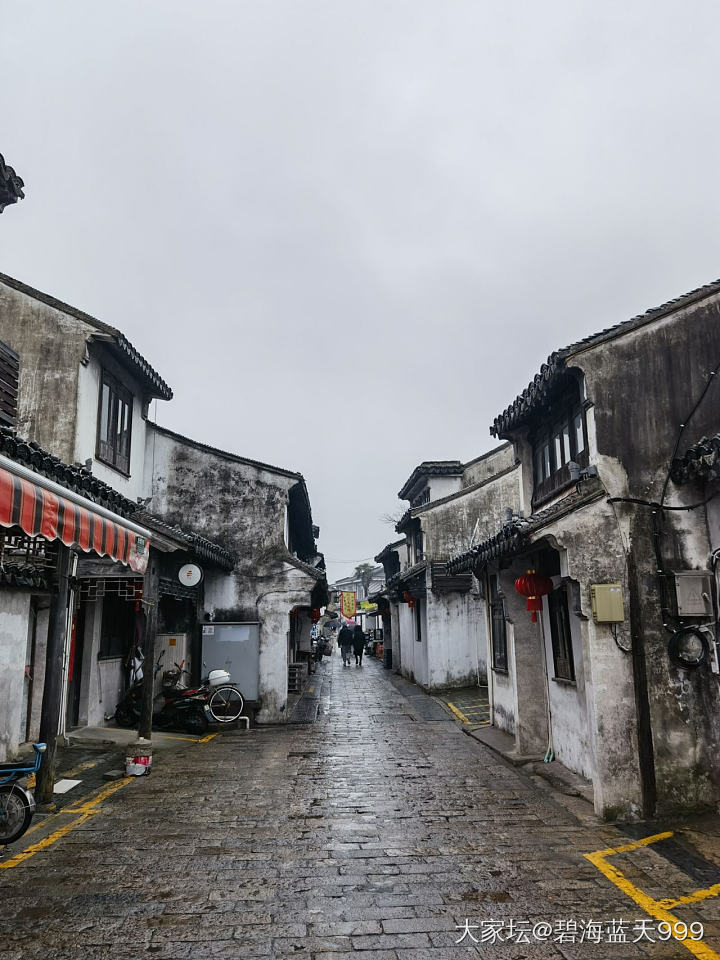 雨中逛古镇_景色旅游