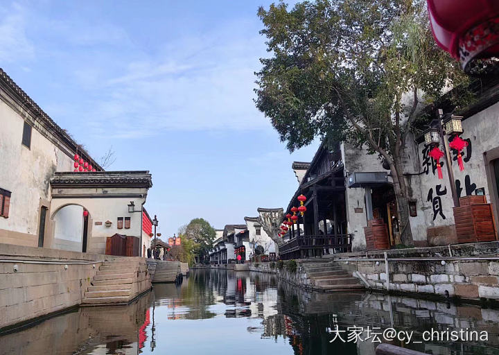 雨中逛古镇_景色旅游