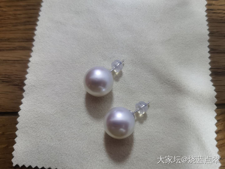 收了对澳白耳钉，虽然不是镜面光，胜在皮滑点位大。比较满意的一对。_耳钉珍珠