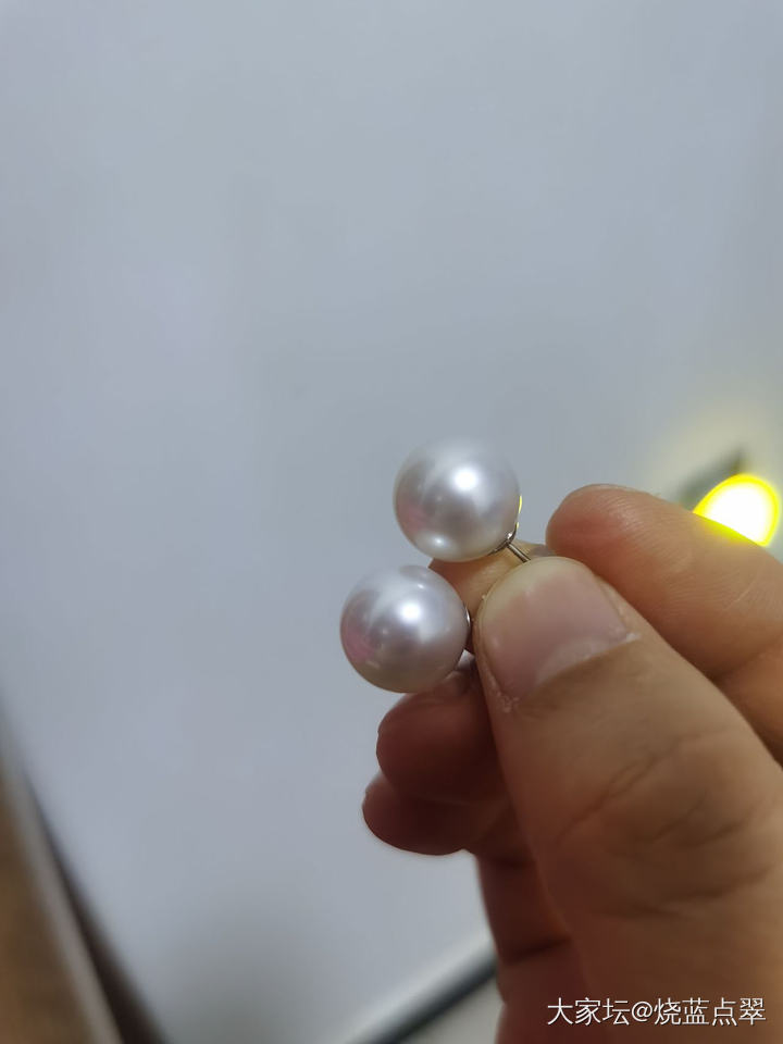 收了对澳白耳钉，虽然不是镜面光，胜在皮滑点位大。比较满意的一对。_耳钉珍珠