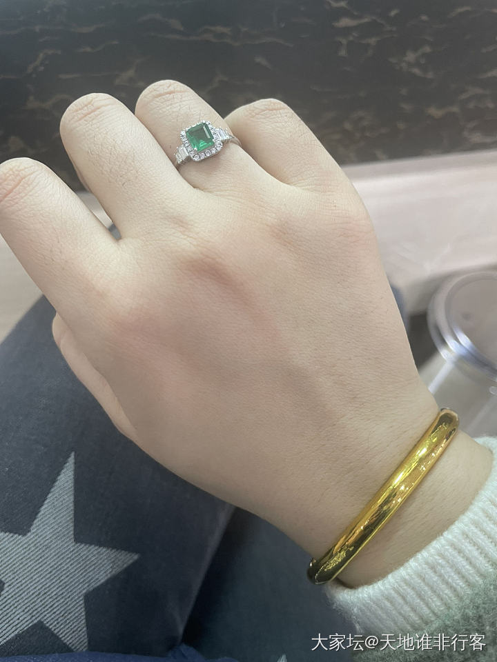 简简单单金镯配祖母绿_名贵宝石金