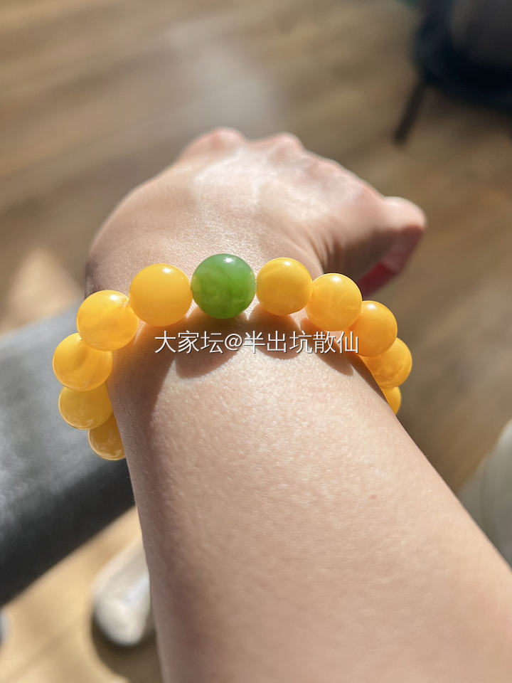 阳光下的蜜蜡显得不那么真实_珠串琥珀蜜蜡