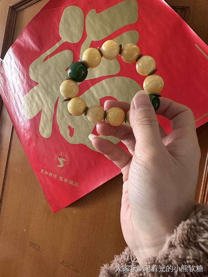 阳光下的蜜蜡显得不那么真实_珠串琥珀蜜蜡