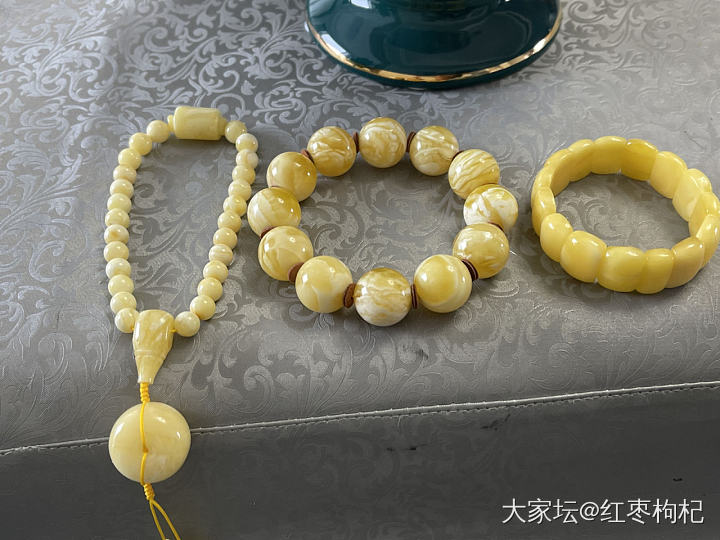 阳光下的蜜蜡显得不那么真实_珠串琥珀蜜蜡