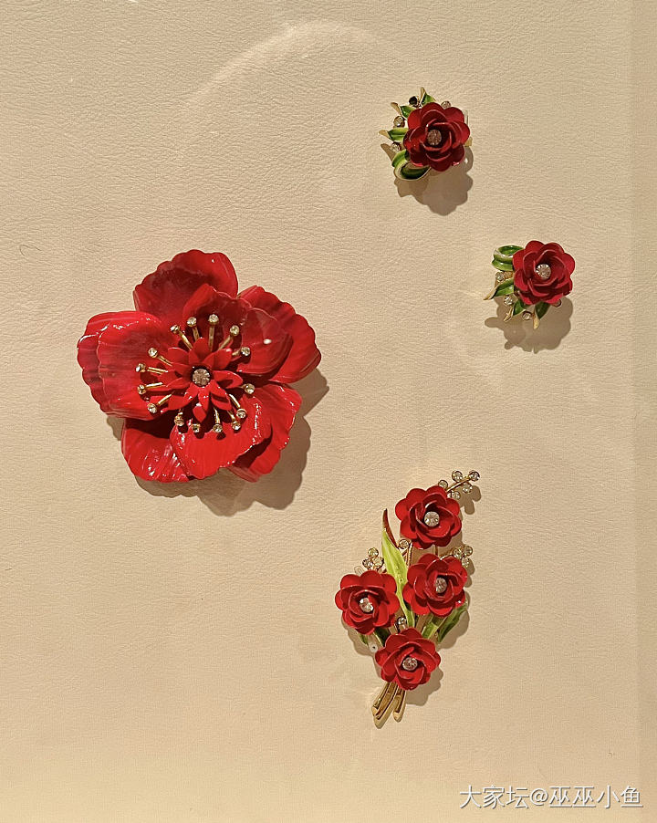 清华胸针展和绣品展_彩色宝石胸饰收藏