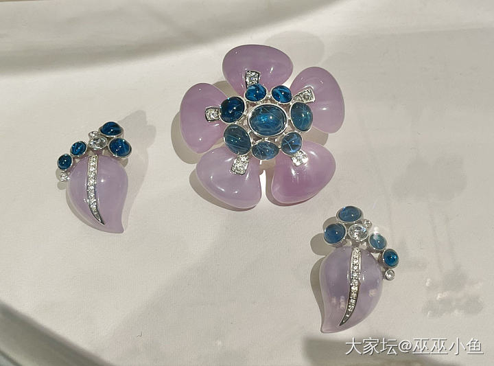 清华胸针展和绣品展_彩色宝石胸饰收藏