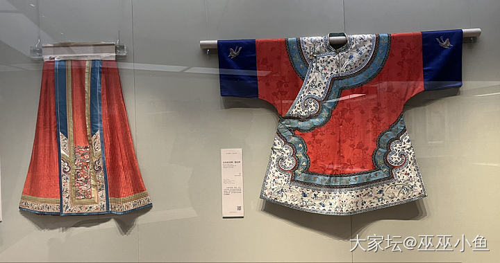 清华胸针展和绣品展_彩色宝石胸饰收藏