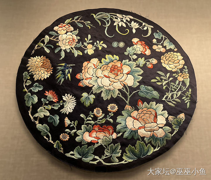 清华胸针展和绣品展_彩色宝石胸饰收藏