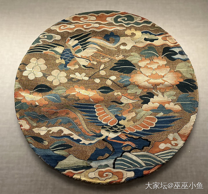 清华胸针展和绣品展_彩色宝石胸饰收藏