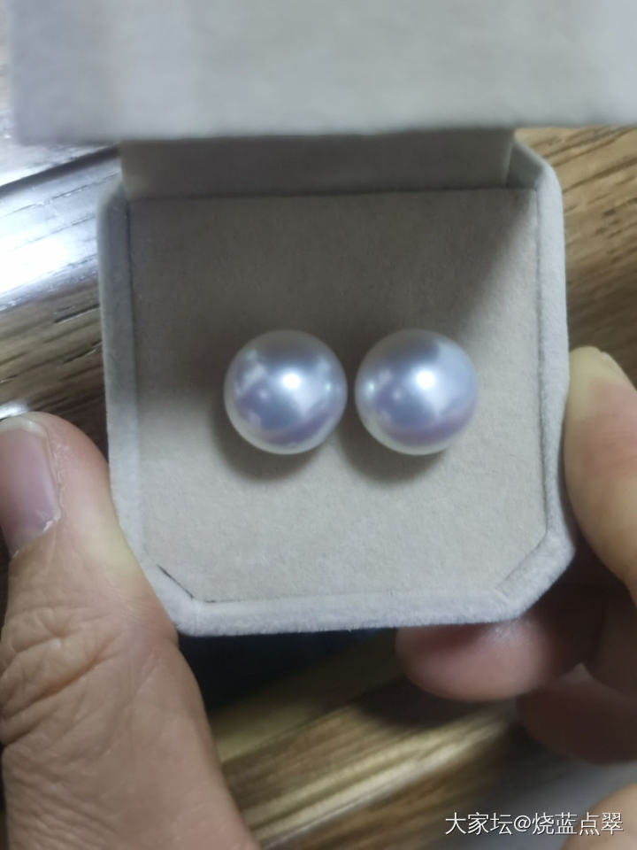 这是一对高性价比的澳白耳钉，13+正圆的，珠光还可以，虽然瑕多，但价格摆在那里啊_珍珠