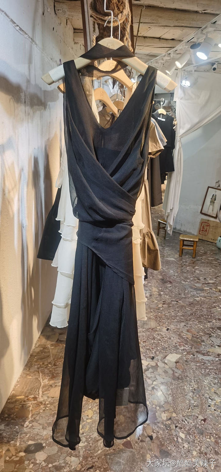 一件衣服挂起来和穿起来能有多大区别_穿搭