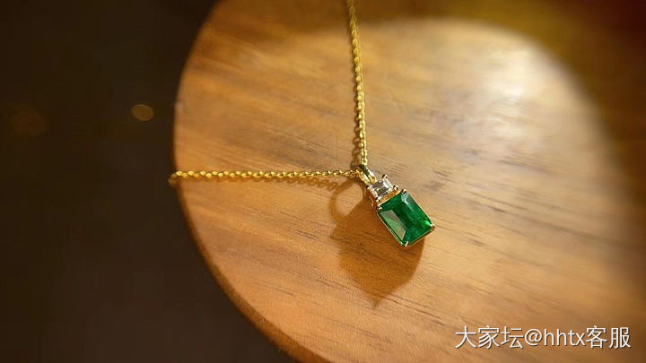 立夏温情😍|祖母绿项链💚
晶莹剔透的祖母绿项链
细节满满的围镶小钻
绿色是生命的..._吊坠祖母绿