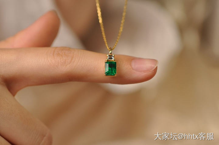 立夏温情😍|祖母绿项链💚
晶莹剔透的祖母绿项链
细节满满的围镶小钻
绿色是生命的..._吊坠祖母绿