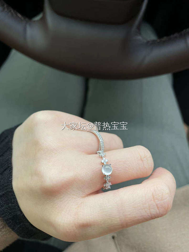 白翡翠蛋蛋戒指