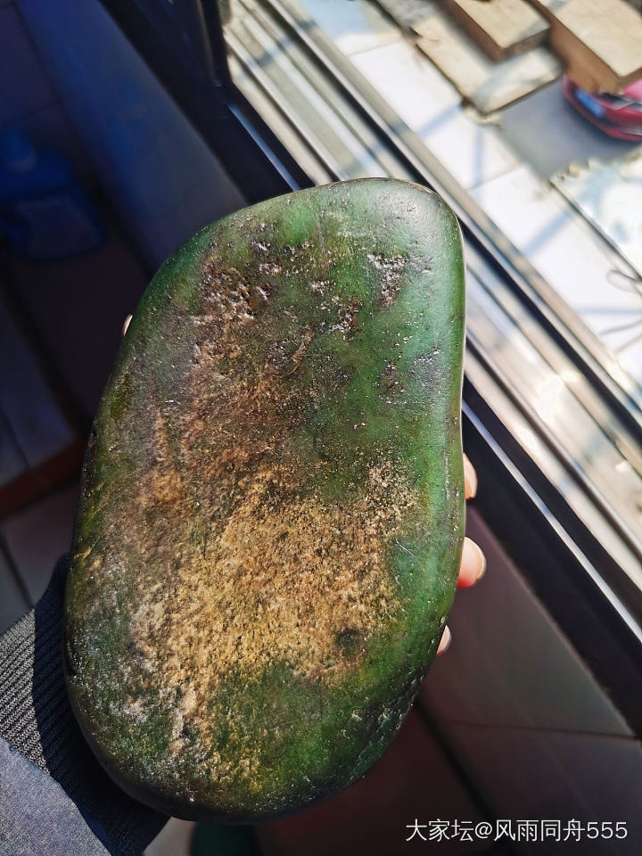 2.1公斤新疆和田出产的碧玉籽料原石，有镯子位，但碧玉籽料原石一般内裂多……_和田玉