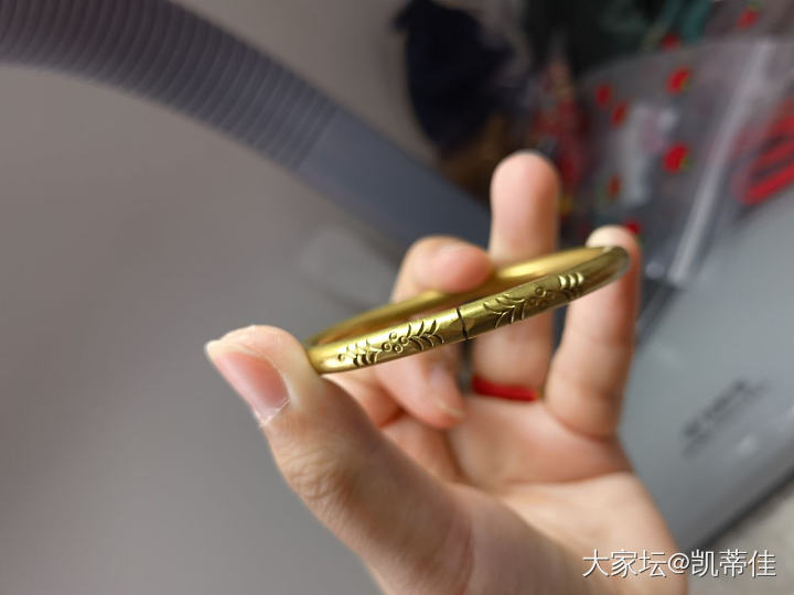 婆婆妈给我的铜镯子！有点故事，这个是一对的，她给我了一个_手镯