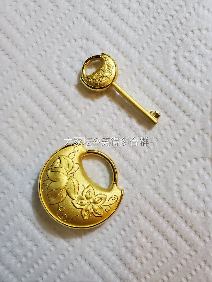 买了一把锁，配了一把钥匙。_周大福金