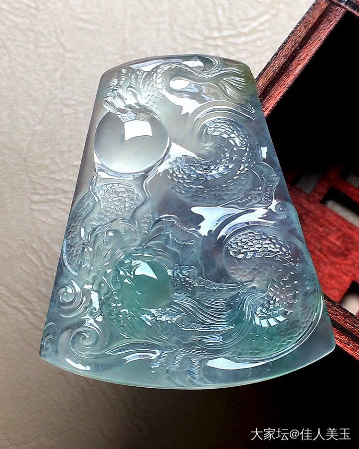 有没有大大帮我看一下 这到底是机雕的还是手工雕的牌子了_翡翠