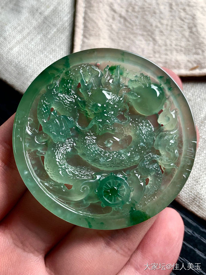 有没有大大帮我看一下 这到底是机雕的还是手工雕的牌子了_翡翠