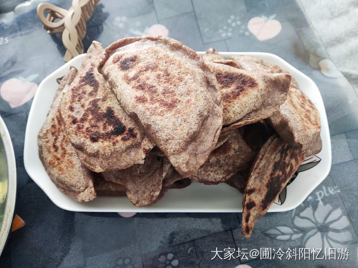 韭菜盒子，包的不怎么好看，但是味道可以。_美食