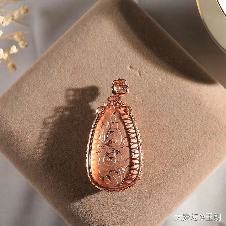 19克俄碧18k金镶吊坠_和田玉