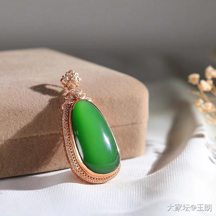 19克俄碧18k金镶吊坠_和田玉