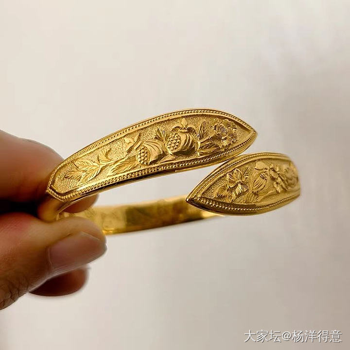 坛里种草的两个黄金店铺，大家有没有去定做的，实物和黄金纯度怎么样？_打金手镯金