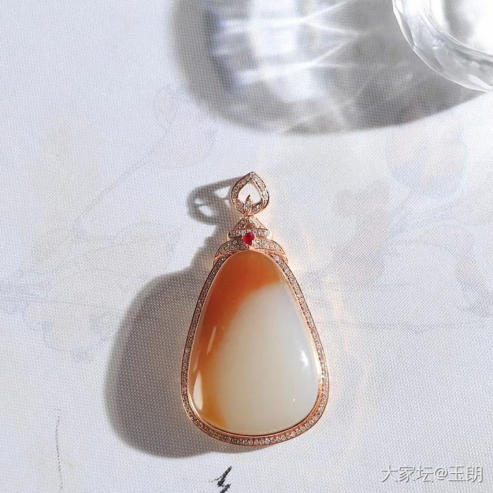 17.2克且末糖白金镶无事牌_和田玉