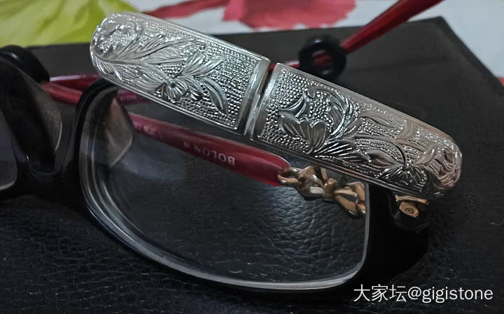 大家拍银饰都是怎么拍的，我自己拍的都会发黑，这个怎么解？_摄影技巧
