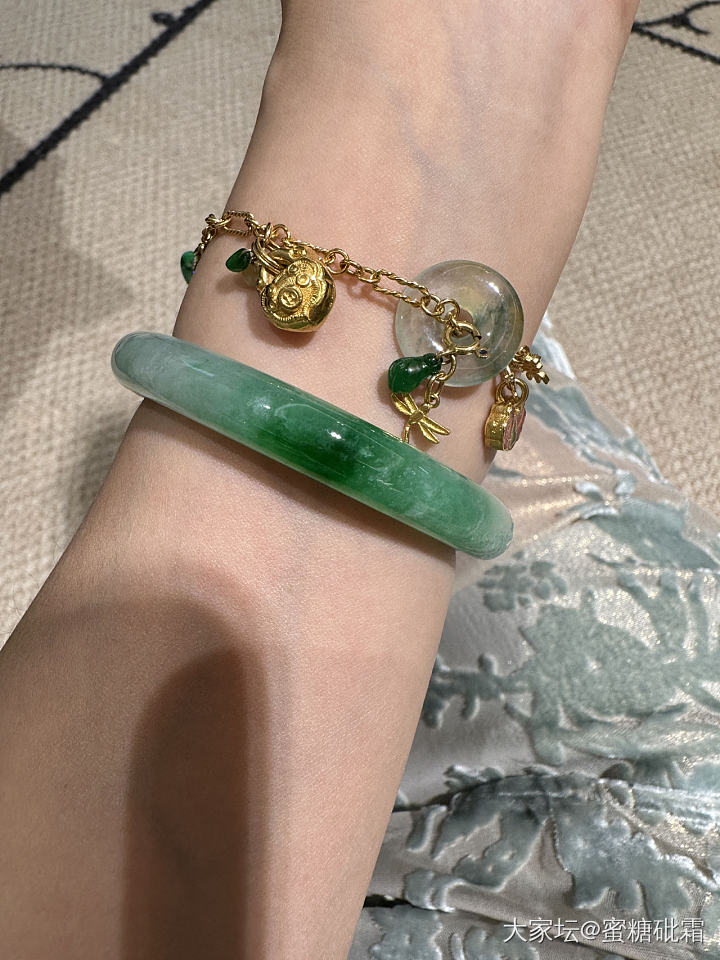 新中式搭配_穿搭翡翠金