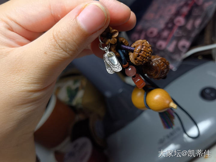 张宝源的小鞋，辟邪，踩小人，听说不做了？那就自留吧[偷笑]挂我心爱的手机链上面_匠人银