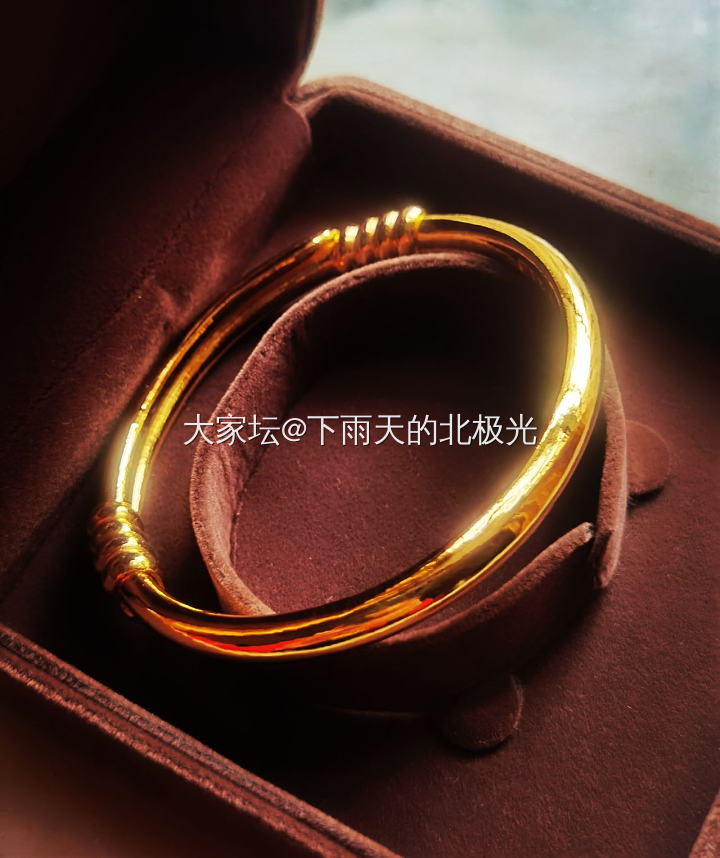 下雨天无聊，摸摸我的新手镯，心情顿时非常愉悦🥰🥰🥰_手镯金