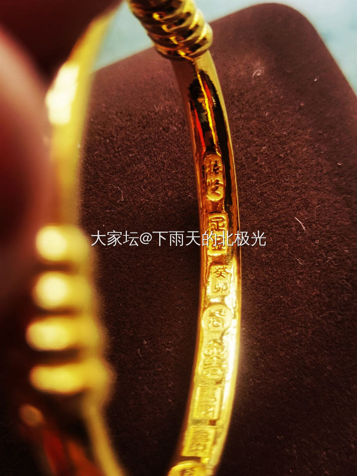 下雨天无聊，摸摸我的新手镯，心情顿时非常愉悦🥰🥰🥰_手镯金