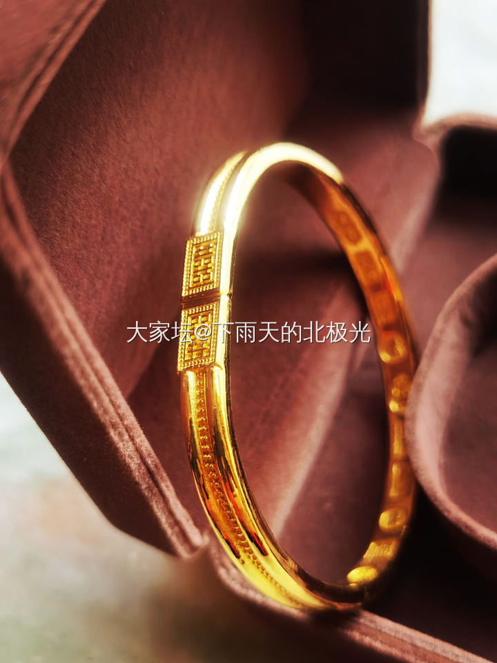 下雨天无聊，摸摸我的新手镯，心情顿时非常愉悦🥰🥰🥰_手镯金