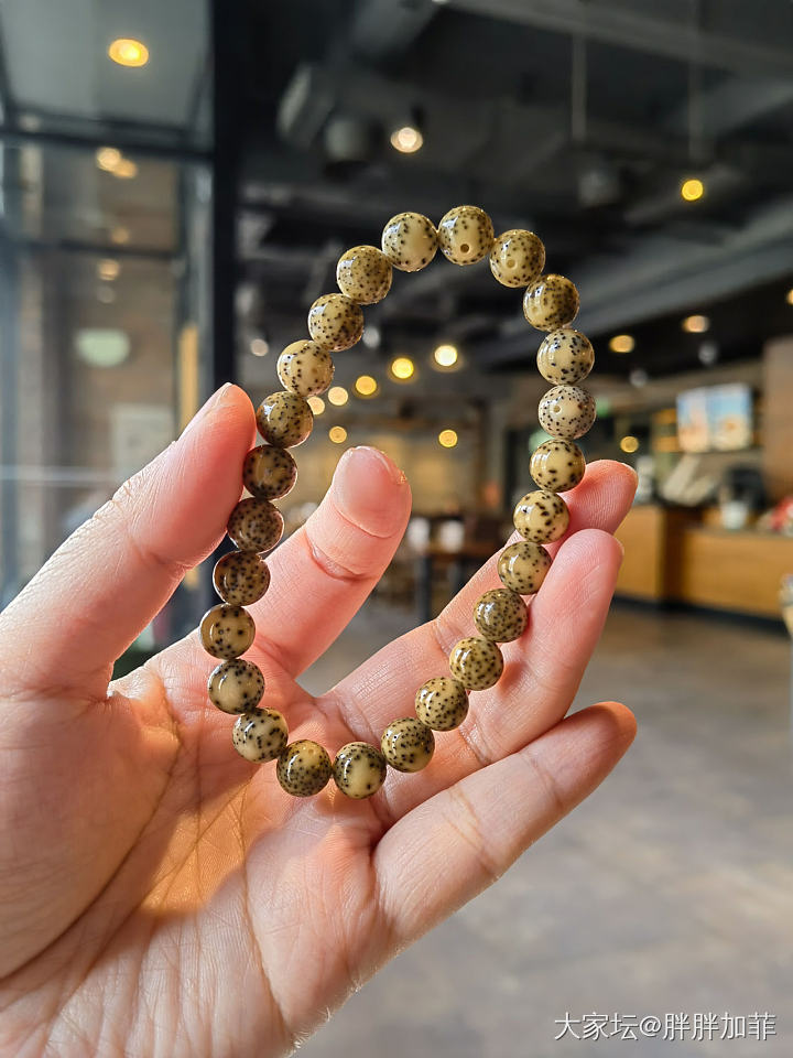 放了快一年的一串石玉小圆珠，最近翻出来开始搓搓搓，目前这是正常走色吗？还是被我搓..._文玩串珠菩提子