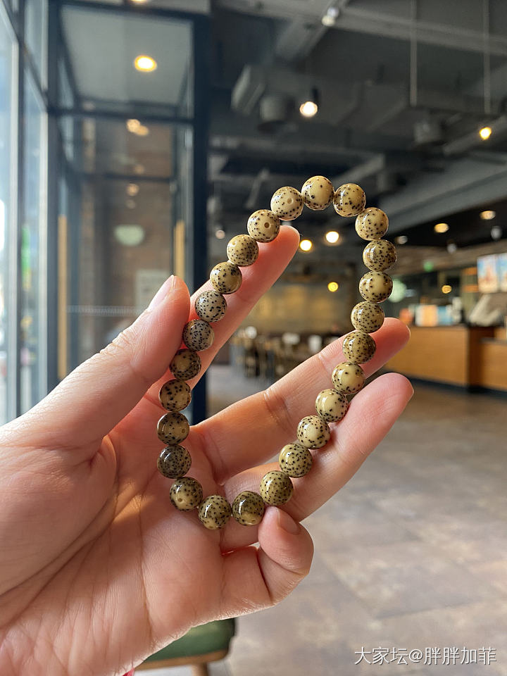 放了快一年的一串石玉小圆珠，最近翻出来开始搓搓搓，目前这是正常走色吗？还是被我搓..._文玩串珠菩提子