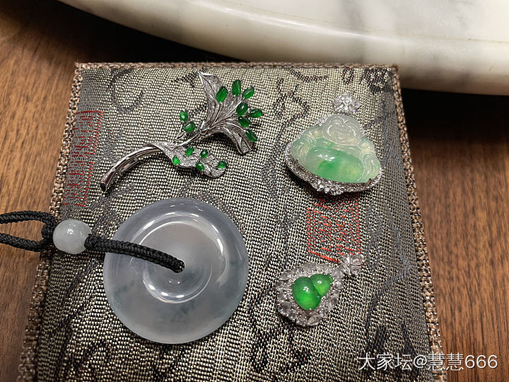 翡翠小白疯狗期_颈饰胸饰翡翠