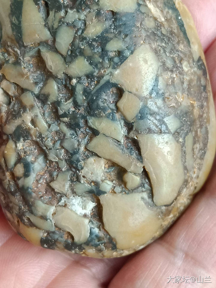 多年前无意中捡到的一小块石头，当时看起来挺像浇沥青马路的剩料，沥青裹着马牙石那种..._原石